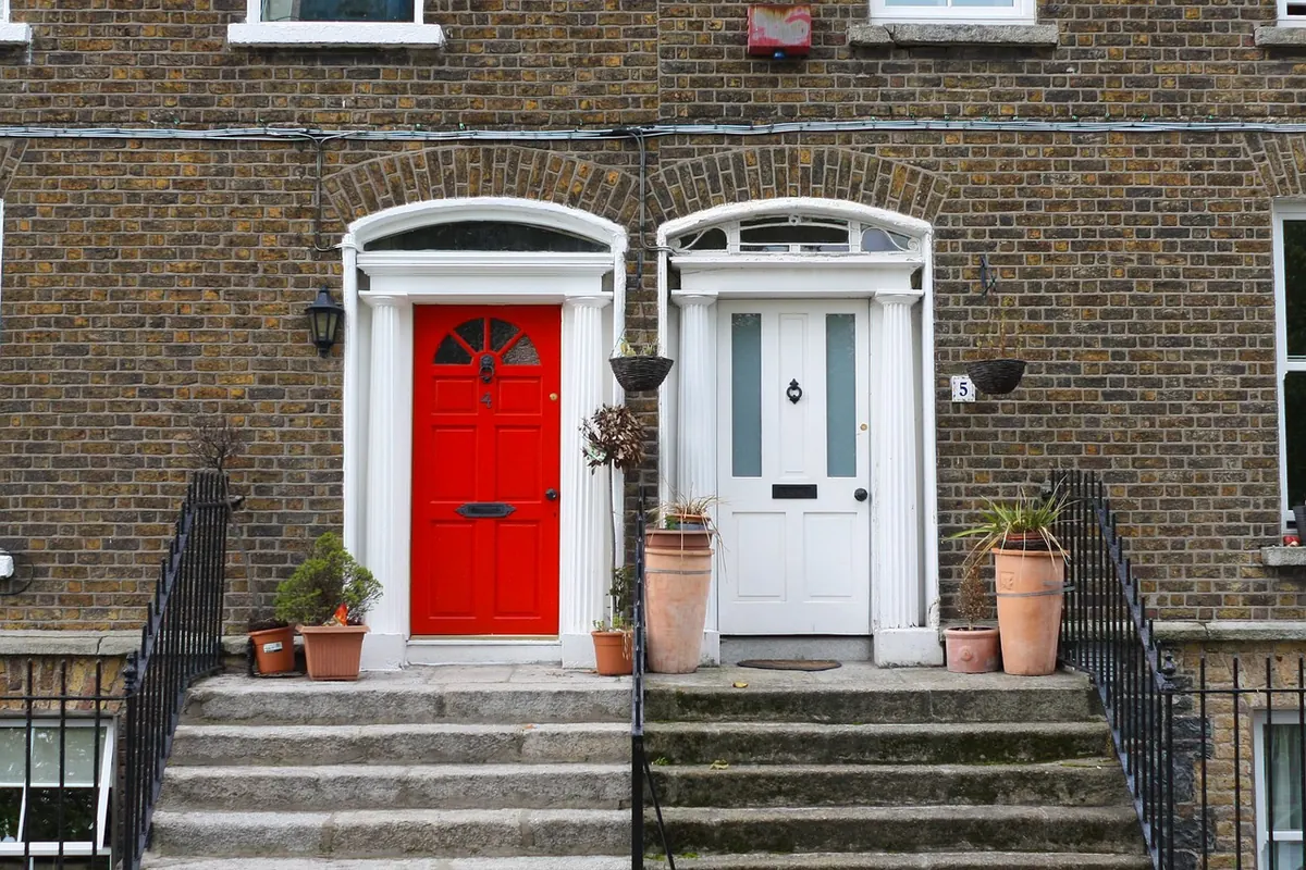 Comparing Georgian and Victorian Manor Interiors: A Room-by-Room Guide to Period Details